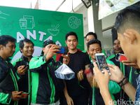 Beli Nugget Pisang 'Sang Pisang' Pembelipun Berebut Selfie dengan Kaesang 