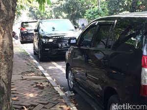 Duh! Mobil Mewah Dominasi Parkir Liar di Jalan Senopati