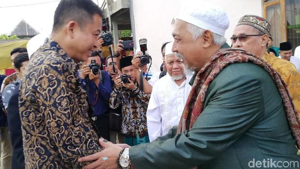 Jonan Masak Telur Ceplok di Peresmian Biogas Komunal Pesantren