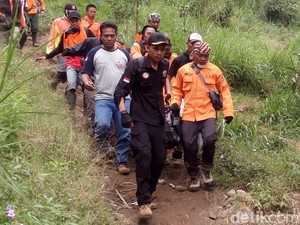 Jenazah Pendaki Andrey Voytech Berhasil Dievakuasi dari Merbabu