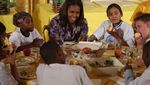 Begini Gaya Santai Michelle Obama Ketika Makan Sandwich dan Permen