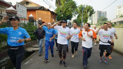 Foto: Aksi Sandiaga Lari 5 Kilometer Susuri Ciliwung