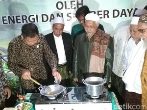 Aksi Jonan Masak Telur saat Resmikan Biogas Komunal Pesantren
