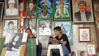 Mereka selalu melukis ada tidak adanya pesanan, biasanya lukisan dijual dimulai dari harga ratusan ribu hingga jutaan rupiah.
