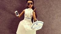 Begini tampilan keseluruhan Barbie Jian dengan tisu restoran AW Kitchen. Ia mengaku membuat gaun Barbie ini sambil menunggu pesanannya datang. Foto: Instagram jianyang1979