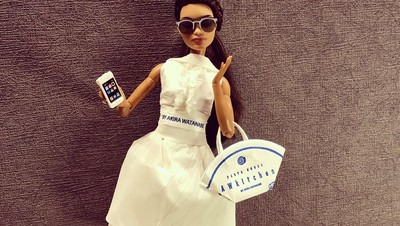 Lihat Barbie Fashionable dengan Balutan Tisu Restoran dan Aluminium Foil