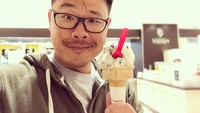Penasaran dengan sosok Jian? Ini dia sosoknya saat sedang mencicip es krim.  Foto: Instagram jianyang1979
