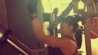 Lebih seringnya Basu berlatih di gym untuk melatih otot-ototnya. Lihat saja lengannya cukup kekar. Foto: Instagram/bipashabasu