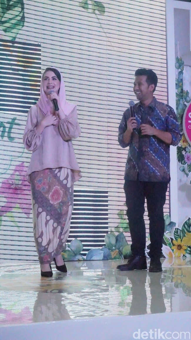 Dalam kesempatan tersebut, Arumi dan Emil sempat mengapresiasi ajang yang digelar oleh detikcom dan Sunsilk itu. “Acara adu bakat seperti ini harus diperbanyak supaya generasi muda Jawa Timur terhindar dari pengaruh-pengaruh negatif,” kata Emil Dardak. “Aku yakin, generasi mileneal yang jadi peserta Sunsilk Hijab Hunt 2018, tidak hanya soleha tapi juga pintar. Sebagai perempuan, kita haris bisa unjuk gigi,” tambah Arumi Bachsin. Foto: Daniel/Wolipop