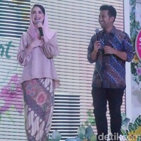 Dalam kesempatan tersebut, Arumi dan Emil sempat mengapresiasi ajang yang digelar oleh detikcom dan Sunsilk itu. “Acara adu bakat seperti ini harus diperbanyak supaya generasi muda Jawa Timur terhindar dari pengaruh-pengaruh negatif,” kata Emil Dardak. “Aku yakin, generasi mileneal yang jadi peserta Sunsilk Hijab Hunt 2018, tidak hanya soleha tapi juga pintar. Sebagai perempuan, kita haris bisa unjuk gigi,” tambah Arumi Bachsin. Foto: Daniel/Wolipop