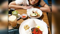  Si cantik yang berpose di depan makanan ini anak sulung Marissa dan Ikang Fawzi. Doyan makan juga kayaknya nih! Foto: instagram @marissahaque