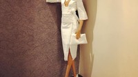 Ini nih pose seluruh badan Barbie saat mengenakan baju tisu Garuda Indonesia. Topi Barbie dibuat dari penutup gelas hotel. Kreatif! Foto: Instagram jianyang1979