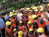 Jokowi menemui pekerja program Padat Karya di Sukabumi.