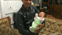 Tadinya saya ingin beri nama Persib 1933 pakai angka. Tetapi karena nama tidak boleh pakai angka oleh Dinas Kependudukan, karena berhubungan administrasi, jadi pakai huruf, tutur Asep yang sehari-hari bekerja sebagai Kaur Pemerintahan di Desa Cikadu. (Foto: Dadang Hermansyah/detikcom).