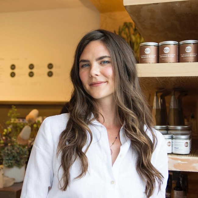 Perawatan kulit Amanda pun terbilang sederhana. Di pagi hari ia tidak mencuci wajahnya karena pada malam hari kulit memproduksi minyak sebagai pelembab alami. Aku hanya mencuci wajahku dengan air hangat dan menyemprotkan air mawar buatan sendiri. Kemudian skip pakai lipstik dan eyeshadow, namun hanya menggunakan minyak kelapa di bibir dan daerah mata, kata Amanda seperti dikutip Beauty Bender.  Foto: dok. Instagram