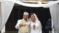 Sabtu (7/4) menjadi momen kebahagiaan bagi Chef Aiko. Ia resmi menikah dengan pria bernama Saugi. Foto: (Saras/detikhot)