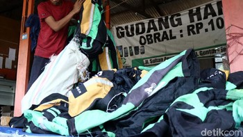 Tak hanya Uber saja jaket dan helm Grab dan Gojek juga ada di sini.