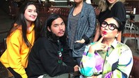 Ia juga tampak dekat dengan sang ibu. (instagram stephaniepoetri)