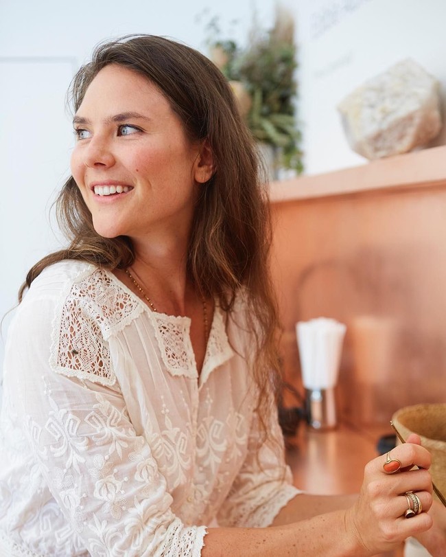 Rahasia hidup sehat dan awet muda Amanda adalah hidup dengan bahan-bahan natural. Selain itu, minum jus yang mengandung sayur-sayuran yang membuat kulitnya lebih glowy dan bebas jerawat.  Foto: dok. Instagram