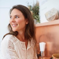 Rahasia hidup sehat dan awet muda Amanda adalah hidup dengan bahan-bahan natural. Selain itu, minum jus yang mengandung sayur-sayuran yang membuat kulitnya lebih glowy dan bebas jerawat.  Foto: dok. Instagram