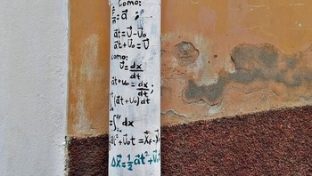 Tiang listrik di luar jendela kelas ditempeli contekan. (Foto: Brightside)