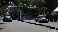 Acara ini diikuti oleh 50 pengemudi dan 30 mobil klasik. Untuk ragam mobil sendiri didominasi oleh model VW Beetle atau yang lebih dikenal dengan VW kodok.  Foto: Suryaman Candi