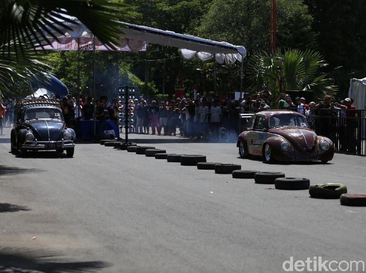 Mobil Klasik VW Adu Cepat di Surabaya