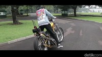 Ini saat Jokowi meng-engkol motor kesayangannya itu.
