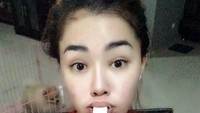 Tuh, kan.. Pasti nggak ada yang nyangka kalau chef Aiko bisa berpose seimut ini saat makan sepotong wafer. Foto: Instagram @aiko_sarwosri