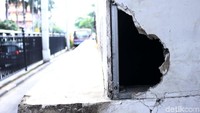 Salah satu dinding yang bolong.