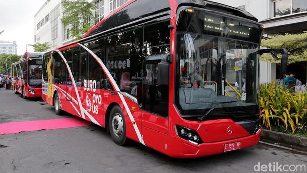 Risma dan Warga Naik Bus Suroboyo, Kampanyekan Transportasi Massal