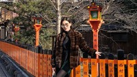 Kyoto di Jepang juga menjadi salah satu destinasi yang dikunjungi Chryseis. Gayanya pun sangat keren saat difoto (chrystan_x/Instagram)
