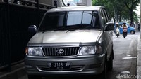 Alasannya untuk motong jalan ke jalan dr Saharjo. Padahal harusnya terminal ini di khususkan untuk kendaraan umum.