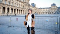 Tak jarang Chryseis mendapat kesempatan untuk menghadiri fashion show atau launching barang branded di luar negeri. Ini saat ia menghadiri acara fashion show di Paris, Prancis (chrystan_x/Instagram)