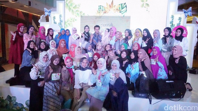 Kehadiran calon wakil gubernur Jawa Timur Emil Dardak dan istrinya, Arumi Bachsin, turut memeriahkan audisi Sunsilk Hijab Hunt 2018 di Grand City Mall, Surabaya, Jawa Timur, Sabtu (7/4/2018).  Foto: Daniel/Wolipop