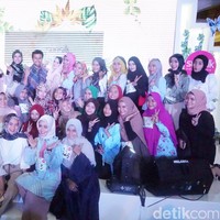 Kehadiran calon wakil gubernur Jawa Timur Emil Dardak dan istrinya, Arumi Bachsin, turut memeriahkan audisi Sunsilk Hijab Hunt 2018 di Grand City Mall, Surabaya, Jawa Timur, Sabtu (7/4/2018).  Foto: Daniel/Wolipop