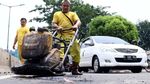 Aksi Tim Kuning Tambal Jalan Berlubang