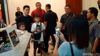 Tidak hanya lewat layanan pesan antar saja, banyak juga warga yang datang langsung untuk membeli nugget pisang ala Kaesang. Beberapa di antaranya bahkan ingin berfoto langsung dengan putra kedua orang nomor satu di Indonesia itu. Foto: (Ristu Hanafi/detikcom}