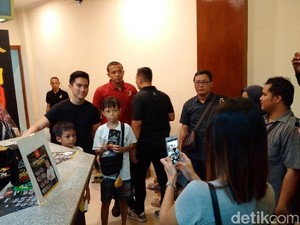 Beli Nugget Pisang Sang Pisang Pembeli Berebut Selfie dengan Kaesang