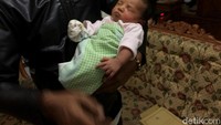 Orang tuanya memanggil bayi lelaki ini dengan nama Peri. (Foto: Dadang Hermansyah/detikcom)