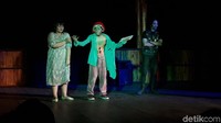 Teater Keliling menampilkan pertunjukan berjudul Sang Saka yang digelar di Banjarmasin, Jumat (6/4). (Desi/detikhot)