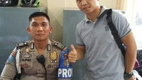 Benni Eduwardo, pria yang mengunggah video viral oknum Polantas di Palembang diduga melakukan pungli akhirnya menampakkan diri ke publik. Dia pun cerita soal pemeriksaannya oleh Propam Polda Sumatera Selatan (Sumsel). Lewat Facebook-nya Benni mengunggah foto-foto saat dirinya menjalani pemeriksaan.