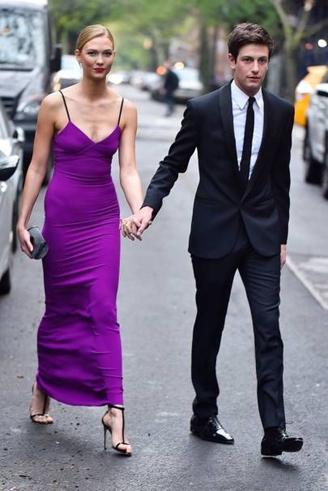 Karlie Kloss mengumumkan kabar bahagia lewat Instagram. Ia baru saja dilamar oleh kekasihnya selama enam tahun, Joshua Kushner. Foto: ist.