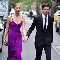 Karlie Kloss mengumumkan kabar bahagia lewat Instagram. Ia baru saja dilamar oleh kekasihnya selama enam tahun, Joshua Kushner. Foto: ist.