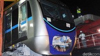 Sejumlah pekerja menurunkan gerbong kepala kereta MRT (mass rapid transit) di Dermaga 101 Pelabuhan Tanjung Priok, Jakarta, Jumat (6/4).