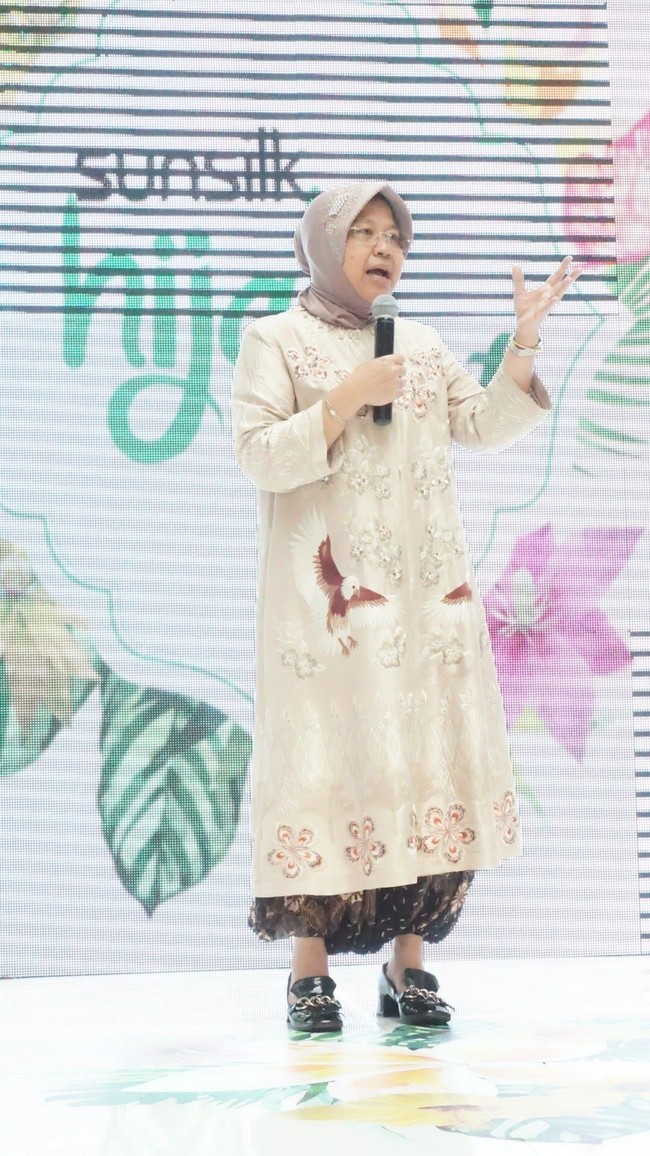 Muncul di perhelatan Sunsilk Hijab Hunt 2018 Surabaya, Tri Rismaharini menujukkan sisinya yang stylish, seolah tak mau kalah dari peserta.Biasa tampil formal dengan kemeja panjang batik, ia terlihat modis dalam balutan baju kurung satin yang dipermanis dengan detail beading.  Juga mempercantik baju pilihannya, bordiran berbentuk burung elang dan deretan floral. Warna hijabnya disenadakan dengan busananya. Untuk bawahan, Risma mengandalkan celana motif batik bergaya harem pants berikut sepatu model selop yang dihiasi aksen rantai.  (Foto: Foto: Daniel Ngantung/Wolipop)