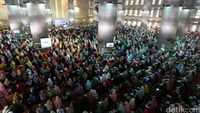 Warga salat tarawih di Masjid Istiqlal.