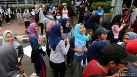 Sebagaian dari warga mengamati gedung yang masih berdiri tegak.