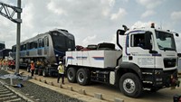 Tampak bagian depan MRT diangkut dengan truk untuk kemudian dipindahkan ke rel di Depo Lebak Bulus. (twitter @mrtjakarta).