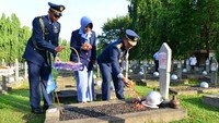 KSAU Marsekal TNI Yuyu Sutisna melakukan tabur bunga di makam pahlawan. Istimewa/Dispenau.